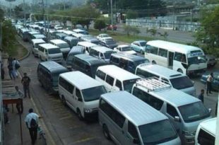 Dueños de buses "brujitos" protestan en Tegucigalpa