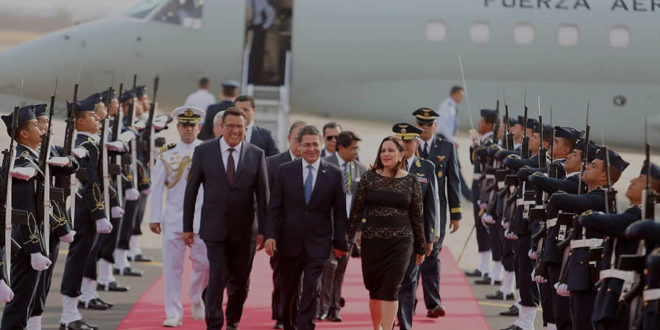 Presidente Hernández llega a Lima, Perú