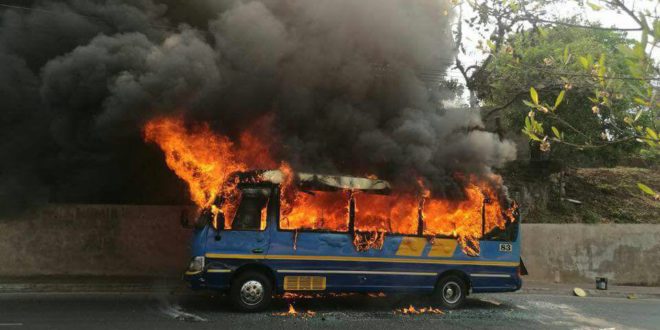 Queman bus en el bulevar Suyapa del Distrito Central