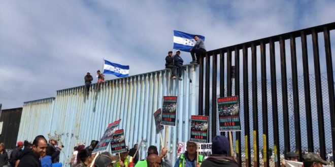 Hondureños de la caravana migrante pedirán asilo a EEUU