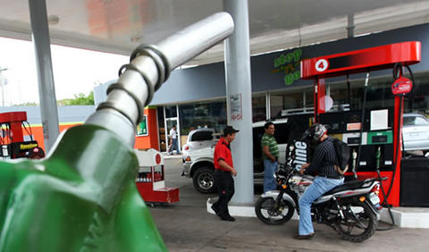 Hasta 5 o 6 lempiras podrían bajar los precios de los combustibles en el país