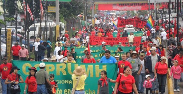 Sindicatos de Honduras marchan en el Día del Trabajo