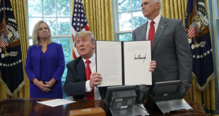 Trump firma una orden para dejar de separar familias