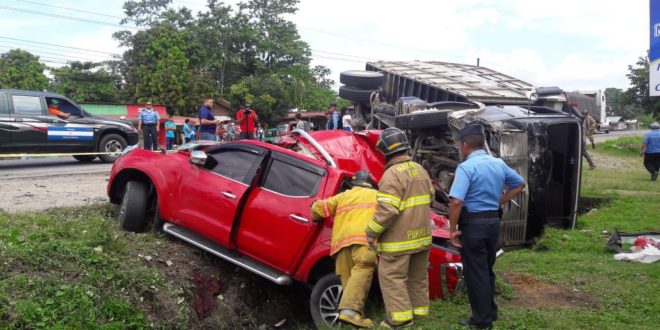 Accidente vial deja al menos cuatro muertos