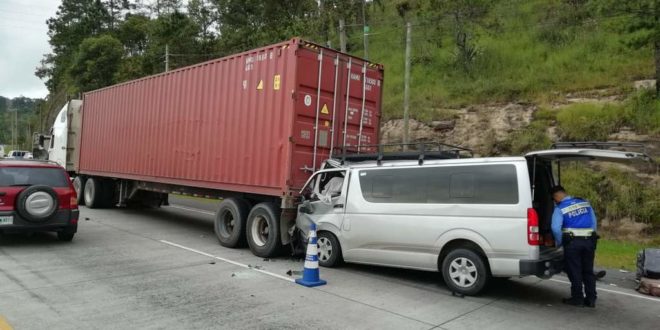 Accidente vial deja cuatro personas muertas