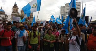 Guatemaltecos piden la renuncia de Jimmy Morales
