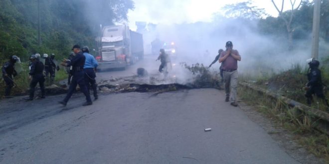 Desalojan a manifestantes por protestar