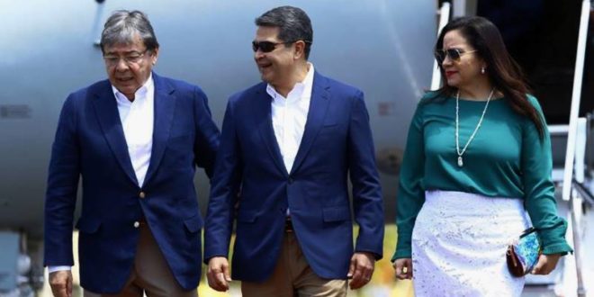 Presidente Juan Hernández llega a Colombia para abordar crisis cafetalera