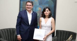 Presidente Hernández recibe a cantante hondureña Katheryn Banegas