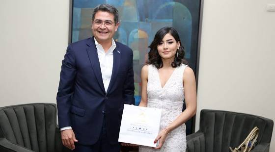 Presidente Hernández recibe a cantante hondureña Katheryn Banegas