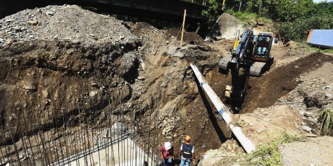 Alcaldía sampedrana construye colector aguas en bulevar