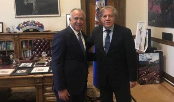 Presidente del Congreso hondureño con secretario general de la OEA