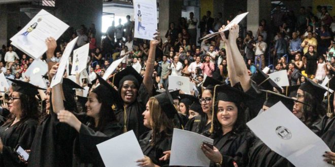 UNAH graduó a 1,475 nuevos profesionales