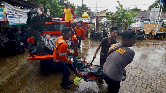 Tsunami en Indonesia deja 222 muertos y 843 heridos