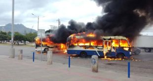 Prisión para tres universitarios acusados por quemar tres buses