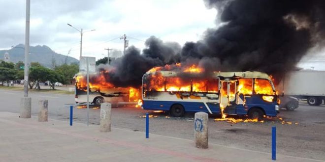 Prisión para tres universitarios acusados por quemar tres buses