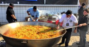 Chefs internacionales cocinan paella navideña para migrantes en México