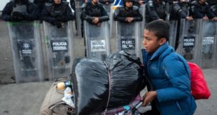 Migrantes hondureños resisten intentos de reubicación en Tijuana, México