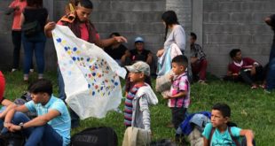 Detienen 60 niños que iban en la nueva caravana migrante