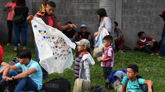 Detienen 60 niños que iban en la nueva caravana migrante