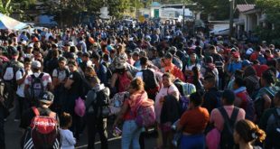 Más de 700 hondureños de caravana migrante cruzan a Guatemala