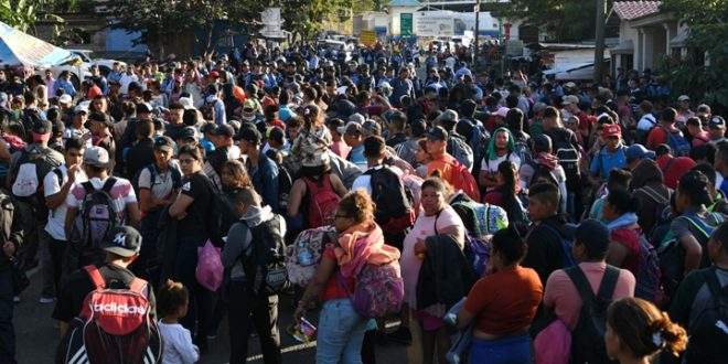 Más de 700 hondureños de caravana migrante cruzan a Guatemala