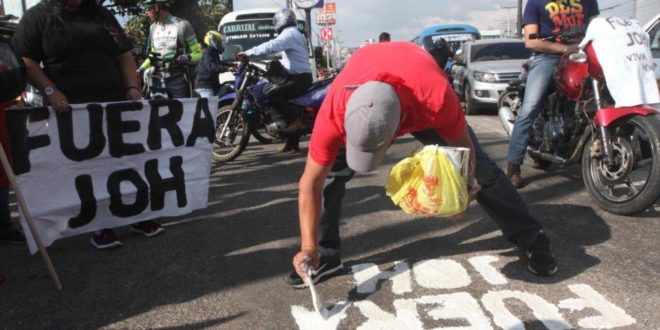 Convoca a las calles para sacar al presidente de Honduras