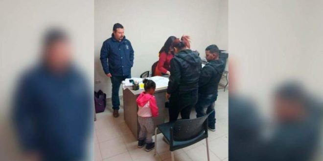 Niña hondureña migrante se reúne con padres en EEUU