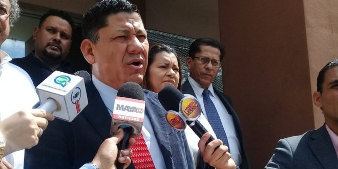 Denuncian a más de 50 diputados y al presidente de Honduras