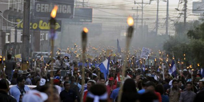 Hondureños indignados exigen salida del presidente Juan Hernández