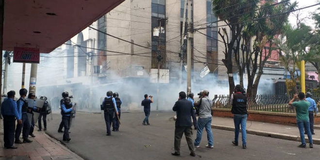 Policía hondureña reprime a doctores, maestros y estudiantes en protesta