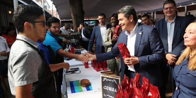Presidente Hernández participa en premiación “Gustazo de Café y Cacao”