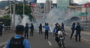 Represión policial deja al menos 25 hondureños heridos