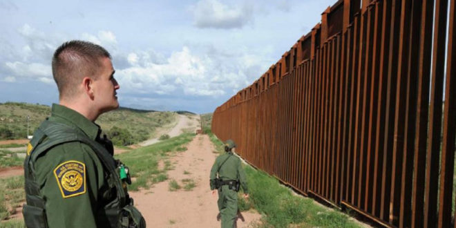 Utilizan a niño hondureño como escudo en frontera EEUU y México