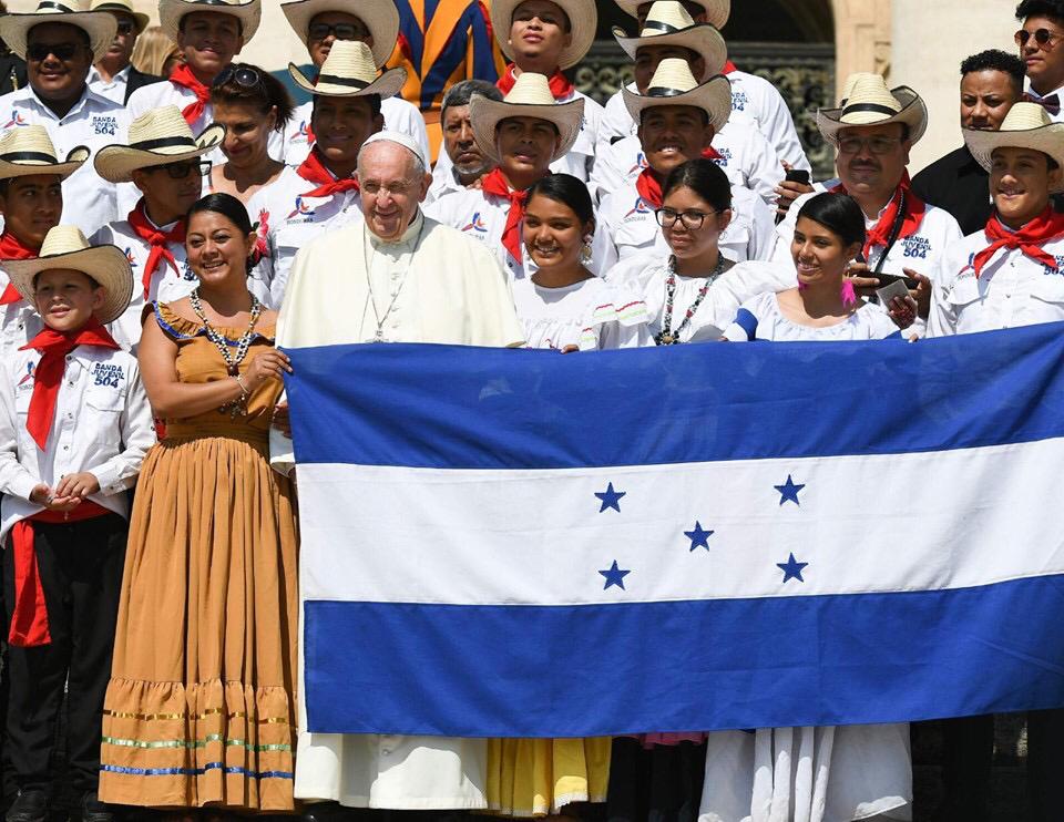 Papa Francisco recibe a hondureños de la Banda Juvenil 504