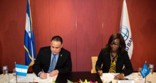 Alcalde Sampedrano firma convenio con Banco Mundial
