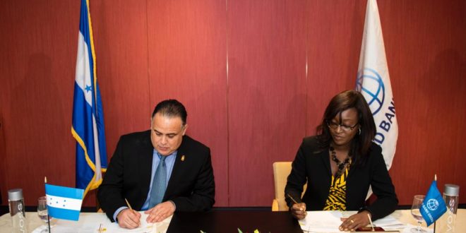 Alcalde Sampedrano firma convenio con Banco Mundial