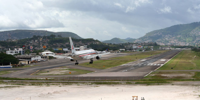 Dos aerolíneas cancelan vuelos a Tegucigalpa para mañana 28 de junio