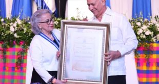 Entregan Premio de Identidad Nacional a la doctora Flora Duarte