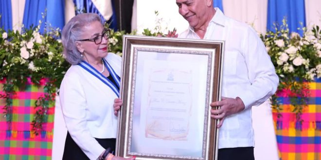 Entregan Premio de Identidad Nacional a la doctora Flora Duarte