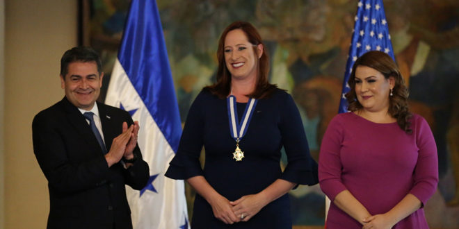 Honduras condecora a la encargada de Negocios de EEUU