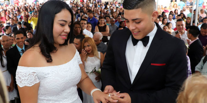 Suman 181 parejas casadas en bodas gratis en Tegucigalpa