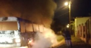 Incendian bus rapidito en el norte de Honduras