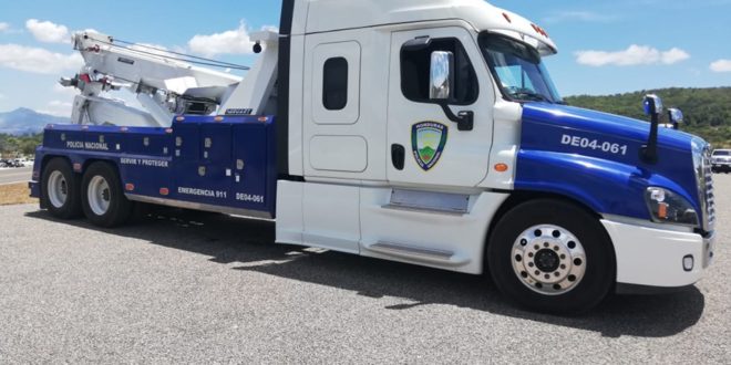 Presidente hondureño presenta camión remolcador contra manifestantes