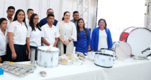 Gobierno entrega instrumentos a bandas de 64 institutos del país