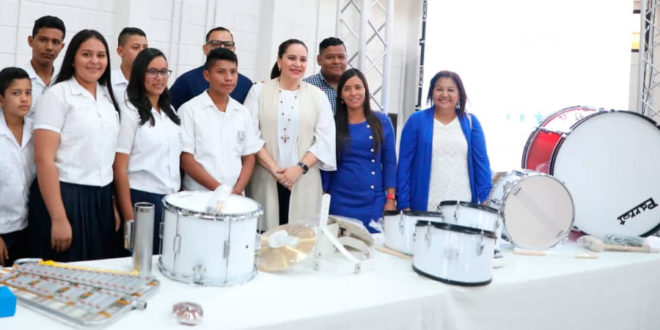 Gobierno entrega instrumentos a bandas de 64 institutos del país