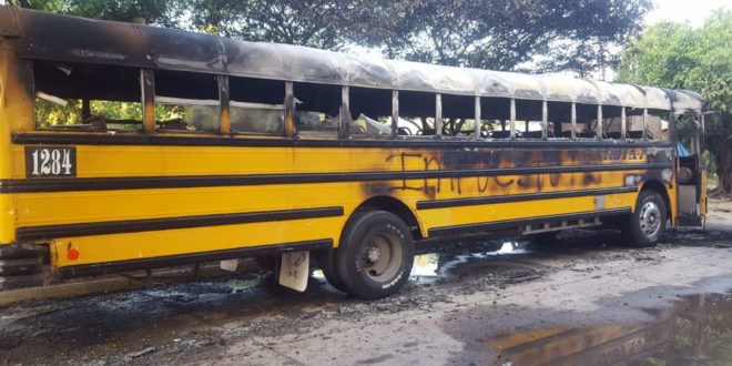 Incendian unidad de transporte en el Norte de Honduras