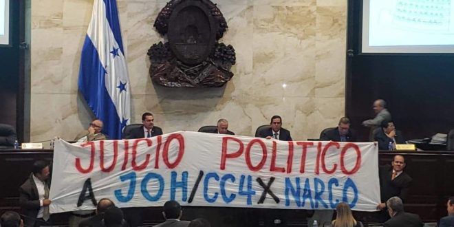 Diputados opositores sacan pancartas para exigir Juicio Político a JOH