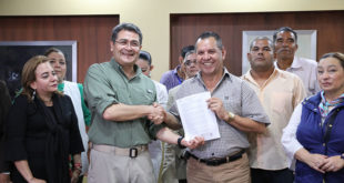 Presidente Hernández entrega a Andeph reglamento de Ley de Alivio de Deuda