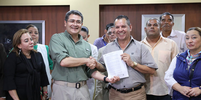 Presidente Hernández entrega a Andeph reglamento de Ley de Alivio de Deuda